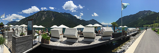 neu 2014: die 700 qm große  Strandlounge des Strandhotel Entner auf einer 700 qm großen Steglandschaft und Infinity Pool direkt über dem See (©Foto:Martin Schmitz)